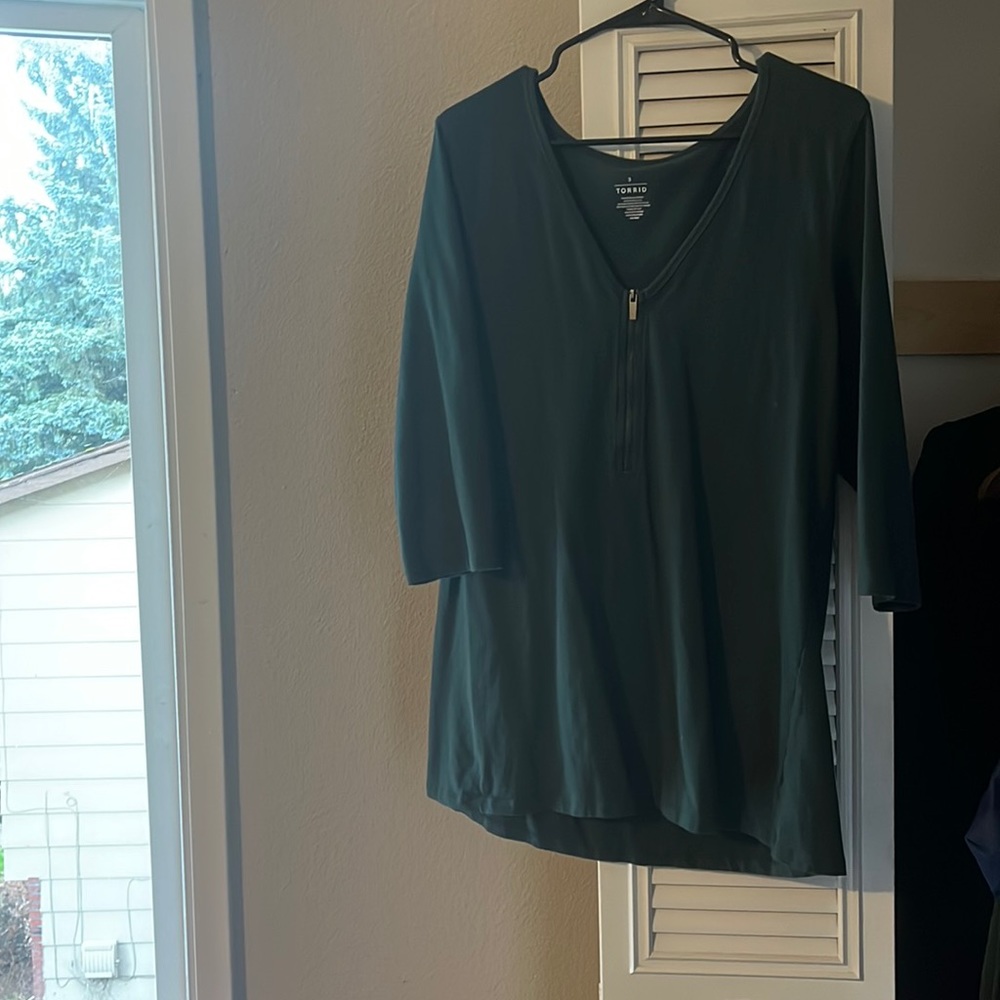 Zip top size 3 torrid. Never worn.